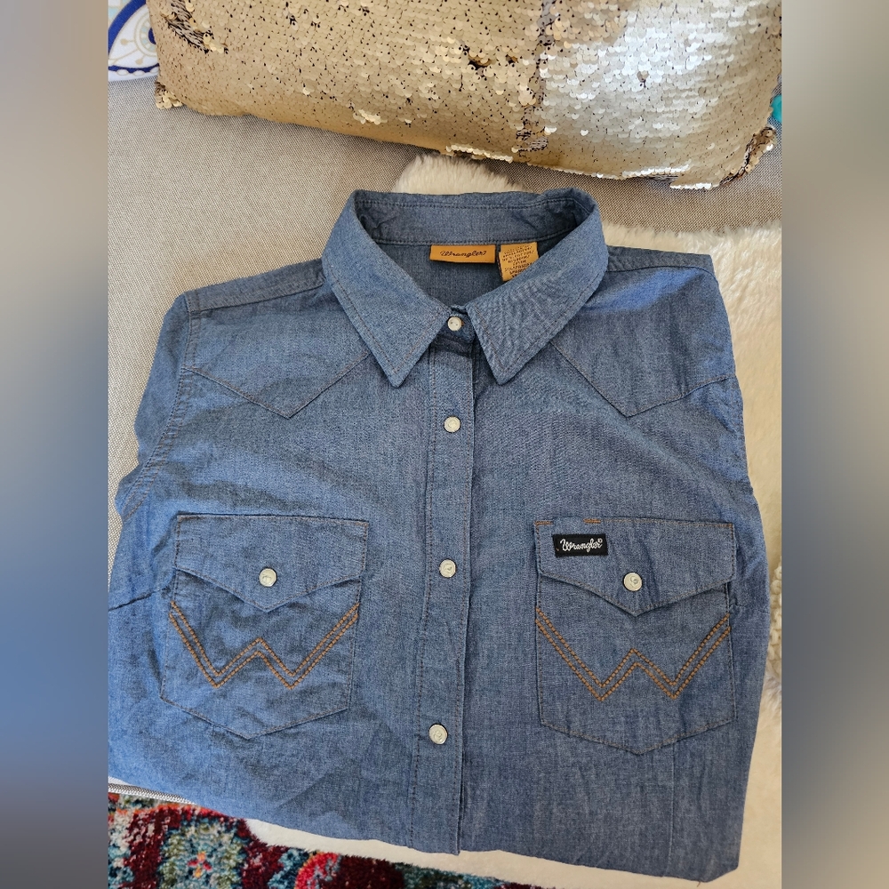 New, Never Worn Wrangler Classic Chambray-Style Button-Up Western Shirt, Size S.